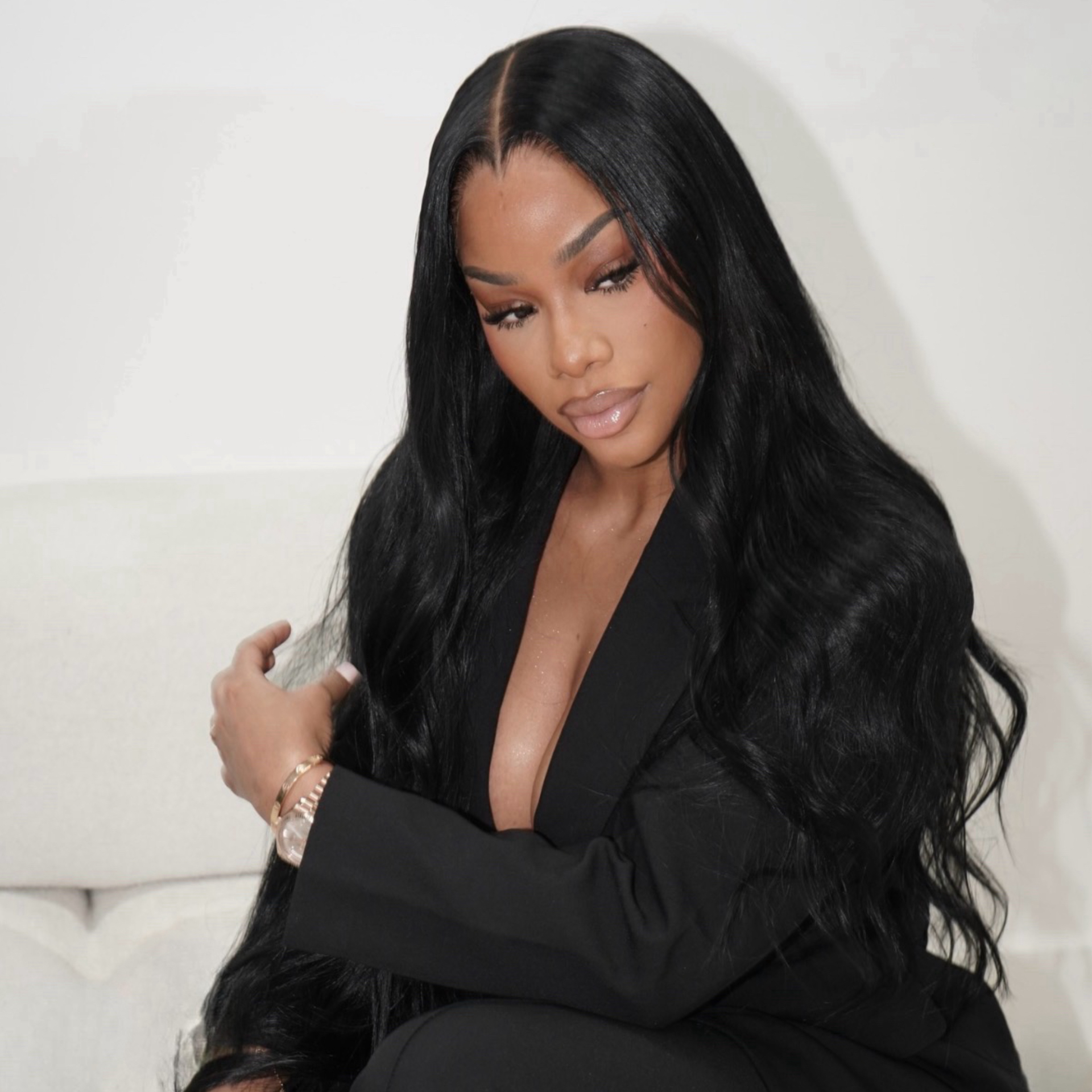 Client wearing long black waves
